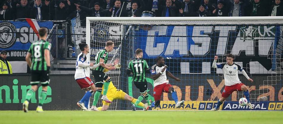 09.02.2024, Fussball 2. Bundesliga 2023 2024, 21. Spieltag, Hamburger SV - Hannover 96 , im Volksparkstadion Hamburg. Tor zum 1:3