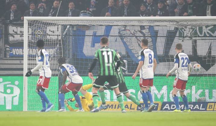 09.02.2024, Fussball 2. Bundesliga 2023 2024, 21. Spieltag, Hamburger SV - Hannover 96 , im Volksparkstadion Hamburg. Tor zum 0:1