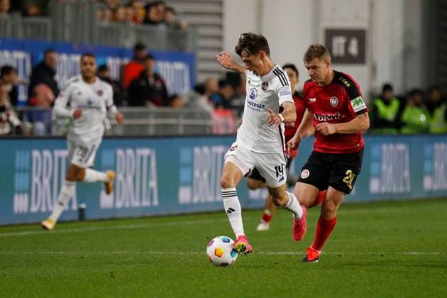 09.02.2024, xavx, Fussball 2.Bundesliga, SV Wehen Wiesbaden - 1.FC Nürnberg emspor, v.l. Benjamin Goller (1.FC Nürnberg), Lasse Günther (SV Wehen Wiesbaden) (DFL DFB REGULATIONS PROHIBIT ANY USE OF PHOTOGRAPHS as IMAGE SEQUENCES and or QUASI-VIDEO) Wiesbaden
