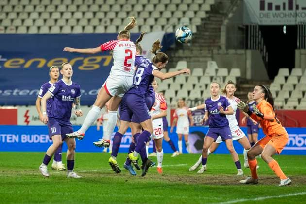 Sport Themen der Woche KW06 Sport Bilder des Tages GOOGLE PIXEL Frauen-Bundesliga: SGS Essen - RB Leipzig, 09.02.2024 Frederike Kempe (RB Leipzig, 2) erzielt per Kopf das Tor zum 2:4. GOOGLE PIXEL Frauen-Bundesliga, SGS Essen - RB Leipzig, 13. Spieltag, am 09.02.2024, Stadion an der Hafenstraße, Essen DFL regulations prohibit any use of photographs as image sequences and or quasi-video *** GOOGLE PIXEL Frauen Bundesliga SGS Essen RB Leipzig, 09 02 2024 Frederike Kempe RB Leipzig, 2 scores the goal to 2 4 GOOGLE PIXEL Frauen Bundesliga, SGS Essen RB Leipzig, 13 Spieltag, am 09 02 2024, Stadion an der Hafenstraße, Essen DFL regulations prohibit any use of photographs as image sequences and or quasi video Copyright: xBEAUTIFULxSPORTS Meuselx