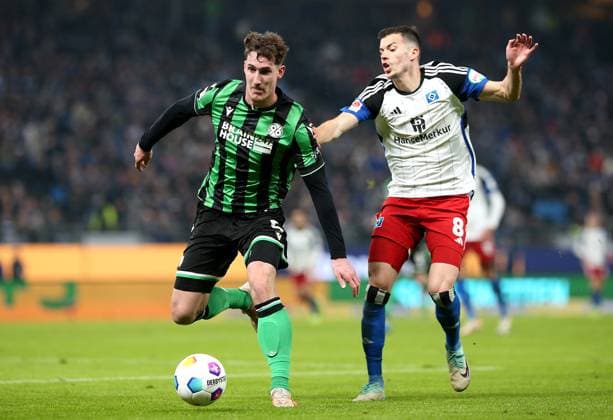 09.02.2024, Fussball 2. Bundesliga 2023 2024, 21. Spieltag, Hamburger SV - Hannover 96 , im Volksparkstadion Hamburg. (L-R) Phil Yannik Neumann (Hannover) gegen Laszlo Benes (Hamburg)