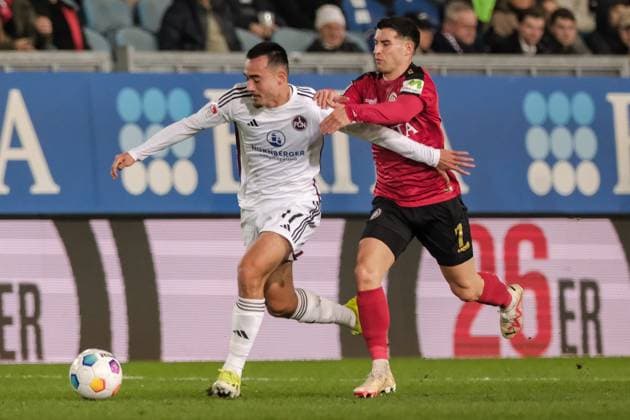 Jens Castrop (1.FC Nuernberg, 17) im Zweikampf mit Robin Heußer (SV Wehen Wiesbaden, 07), GER, SV Wehen Wiesbaden vs. 1. FC Nuernberg, Fussball, 2. Bundesliga, 21. Spieltag, Spielzeit 2023 2024, 09.02.2024 DFL REGULATIONS PROHIBIT ANY USE OF PHOTOGRAPHS AS IMAGE SEQUENCES AND OR QUASI-VIDEO GER, SV Wehen Wiesbaden vs. 1. FC Nuernberg, Fussball, 2. Bundesliga, 21. Spieltag, Spielzeit 2023 2024, 09.02.2024 Wiesbaden