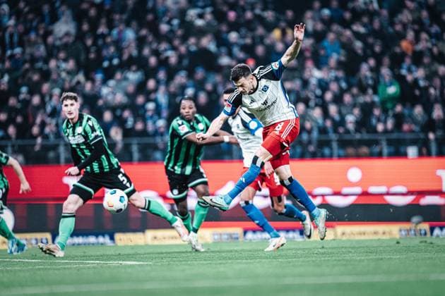 Fußball Männer Saison 2023 2024 2. Fußball-Bundesliga 21. Spieltag Hamburger SV vs. Hannover 96 09.02.2024 Laszlo Benes ( 8, HSV) schießt auf das Tor und trifft Hamburg Volksparkstadion Hamburg Deutschland