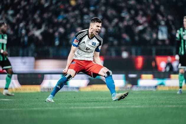 Fußball Männer Saison 2023 2024 2. Fußball-Bundesliga 21. Spieltag Hamburger SV vs. Hannover 96 09.02.2024 Laszlo Benes ( 8, HSV) beim Torjubel Emotionen Hamburg Volksparkstadion Hamburg Deutschland