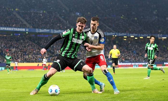 09.02.2024, Fussball 2. Bundesliga 2023 2024, 21. Spieltag, Hamburger SV - Hannover 96 , im Volksparkstadion Hamburg. (L-R) Phil Yannik Neumann (Hannover) gegen Laszlo Benes (Hamburg)