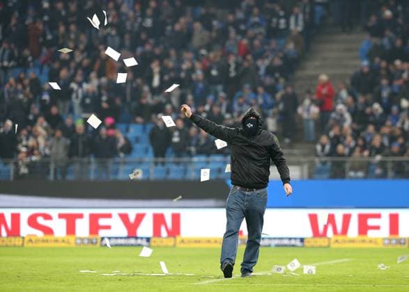 09.02.2024, Fussball 2. Bundesliga 2023 2024, 21. Spieltag, Hamburger SV - Hannover 96 , im Volksparkstadion Hamburg. Fanprotest gegen die Investorenpläne der DFL, HSV Anhänger bringen Schlösser am Tor in der Halbzeitpause an und verteilen Flyer auf dem Rasen