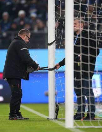 09.02.2024, Fussball 2. Bundesliga 2023 2024, 21. Spieltag, Hamburger SV - Hannover 96 , im Volksparkstadion Hamburg. Fanprotest gegen die Investorenpläne der DFL, HSV Anhänger bringen Schlösser am Tor in der Halbzeitpause an, diese müssen mit einem Winkelschleifer entfernt werden, dadurch verzögert sich der Wiederanpfiff