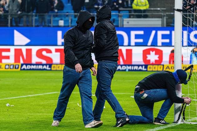 Protestaktion, DFL-Protest Fans Ultras Hamburger SV GER, Hamburger SV vs. Hannover 96, Fussball, 2. Bundesliga, Spieltag 21, Saison 2023 2024, 09.02.2024 DFL REGULATIONS PROHIBIT ANY USE OF PHOTOGRAPHS AS IMAGE SEQUENCES AND OR QUASI-VIDEO GER, Hamburger SV vs. Hannover 96, Fussball, 2. Bundesliga, Spieltag 21, Saison 2023 2024, 09.02.2024 Hamburg