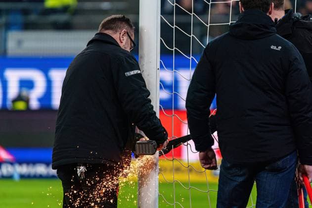 Protestaktion, DFL-Protest Fans Ultras Hamburger SV GER, Hamburger SV vs. Hannover 96, Fussball, 2. Bundesliga, Spieltag 21, Saison 2023 2024, 09.02.2024 DFL REGULATIONS PROHIBIT ANY USE OF PHOTOGRAPHS AS IMAGE SEQUENCES AND OR QUASI-VIDEO GER, Hamburger SV vs. Hannover 96, Fussball, 2. Bundesliga, Spieltag 21, Saison 2023 2024, 09.02.2024 Hamburg
