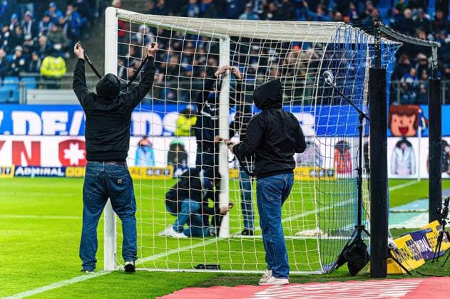 Sport Bilder des Tages Protestaktion, DFL-Protest Fans Ultras Hamburger SV GER, Hamburger SV vs. Hannover 96, Fussball, 2. Bundesliga, Spieltag 21, Saison 2023 2024, 09.02.2024 DFL REGULATIONS PROHIBIT ANY USE OF PHOTOGRAPHS AS IMAGE SEQUENCES AND OR QUASI-VIDEO GER, Hamburger SV vs. Hannover 96, Fussball, 2. Bundesliga, Spieltag 21, Saison 2023 2024, 09.02.2024 Hamburg