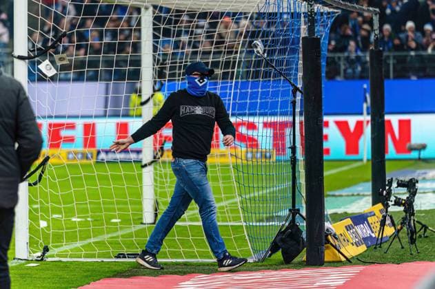 Protestaktion, DFL-Protest Fans Ultras Hamburger SV GER, Hamburger SV vs. Hannover 96, Fussball, 2. Bundesliga, Spieltag 21, Saison 2023 2024, 09.02.2024 DFL REGULATIONS PROHIBIT ANY USE OF PHOTOGRAPHS AS IMAGE SEQUENCES AND OR QUASI-VIDEO GER, Hamburger SV vs. Hannover 96, Fussball, 2. Bundesliga, Spieltag 21, Saison 2023 2024, 09.02.2024 Hamburg