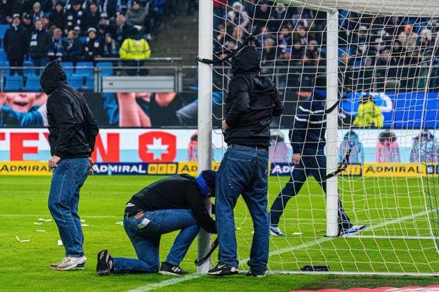 Protestaktion, DFL-Protest Fans Ultras Hamburger SV GER, Hamburger SV vs. Hannover 96, Fussball, 2. Bundesliga, Spieltag 21, Saison 2023 2024, 09.02.2024 DFL REGULATIONS PROHIBIT ANY USE OF PHOTOGRAPHS AS IMAGE SEQUENCES AND OR QUASI-VIDEO GER, Hamburger SV vs. Hannover 96, Fussball, 2. Bundesliga, Spieltag 21, Saison 2023 2024, 09.02.2024 Hamburg