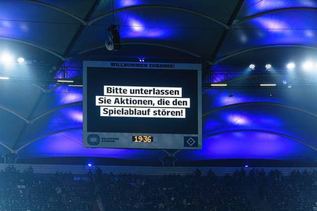 Protestaktion, DFL-Protest Fans Ultras Hamburger SV GER, Hamburger SV vs. Hannover 96, Fussball, 2. Bundesliga, Spieltag 21, Saison 2023 2024, 09.02.2024 DFL REGULATIONS PROHIBIT ANY USE OF PHOTOGRAPHS AS IMAGE SEQUENCES AND OR QUASI-VIDEO GER, Hamburger SV vs. Hannover 96, Fussball, 2. Bundesliga, Spieltag 21, Saison 2023 2024, 09.02.2024 Hamburg