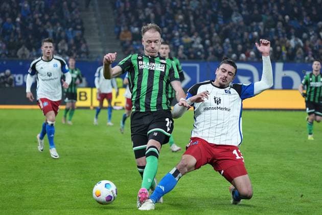 Fußball I Herren I Saison 2023-2024 I 2. Bundesliga I 21. Spieltag I Hamburg SV - Hannover 96 I 09.02.2024 Zweikampf zwischen Havard Nielsen (16, Hannover 96) und Guilherme Ramos (13, Hamburger SV) Hamburg Volksparkstadion Hamburg Deutschland