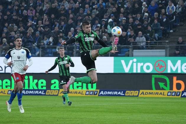 Fußball I Herren I Saison 2023-2024 I 2. Bundesliga I 21. Spieltag I Hamburg SV - Hannover 96 I 09.02.2024 Mit viel Gefühl Nicolo Tresoldi (9, Hannover 96) Hamburg Volksparkstadion Hamburg Deutschland