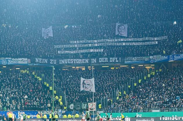 Spruchbanner und Martin Kind im Fadenkreuz, Fans Ultras Hannover 96 GER, Hamburger SV vs. Hannover 96, Fussball, 2. Bundesliga, Spieltag 21, Saison 2023 2024, 09.02.2024 DFL REGULATIONS PROHIBIT ANY USE OF PHOTOGRAPHS AS IMAGE SEQUENCES AND OR QUASI-VIDEO GER, Hamburger SV vs. Hannover 96, Fussball, 2. Bundesliga, Spieltag 21, Saison 2023 2024, 09.02.2024 Hamburg