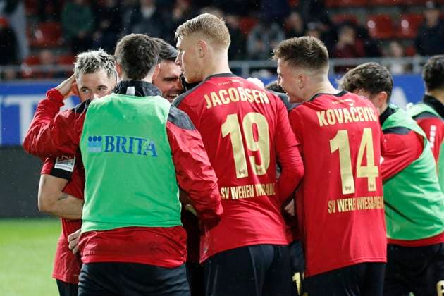 09.02.2024, xavx, Fussball 2.Bundesliga, SV Wehen Wiesbaden - 1.FC Nürnberg emspor, v.l. Spieler die Mannschaft des SV Wehen Wiesbaden celebrate the goal, Der Torjubel zum 1:0 durch Ivan Prtajin (SV Wehen Wiesbaden) (DFL DFB REGULATIONS PROHIBIT ANY USE OF PHOTOGRAPHS as IMAGE SEQUENCES and or QUASI-VIDEO) Wiesbaden