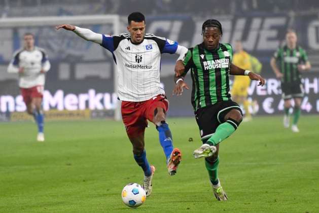 GER; 2. FBL,, Hamburger SV vs Hannover 96 09.02.2024, Volksparkstadion, Hamburg, GER; 2. FBL, Hamburger SV vs Hannover 96 im Bild Robert Glatzel (Hamburg 09) versucht sich gegen Bright Akwo Arrey Mbi (Hannover 04) durchzusetzen