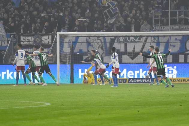 GER; 2. FBL,, Hamburger SV vs Hannover 96 09.02.2024, Volksparkstadion, Hamburg, GER; 2. FBL, Hamburger SV vs Hannover 96 im Bild Nicolo Tresoldi (Hannover 09) schiesst das 1-0 fuer Hannover vorbei an Torhueter Matheo Raab (Hamburg 19)