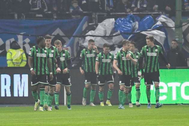 GER; 2. FBL,, Hamburger SV vs Hannover 96 09.02.2024, Volksparkstadion, Hamburg, GER; 2. FBL, Hamburger SV vs Hannover 96 im Bild Nicolo Tresoldi (Hannover 09) schiesst das 1-0 fuer Hannover vorbei an Torhueter Matheo Raab (Hamburg 19) und jublet mit der Mannschaft