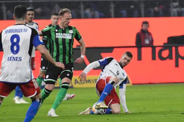 GER; 2. FBL,, Hamburger SV vs Hannover 96 09.02.2024, Volksparkstadion, Hamburg, GER; 2. FBL, Hamburger SV vs Hannover 96 im Bild Jonas Meffert (Hamburg 23) versucht sich gegen Havard Nielsen (Hannover 16) durchzusetzen