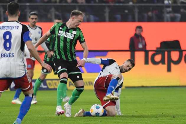 GER; 2. FBL,, Hamburger SV vs Hannover 96 09.02.2024, Volksparkstadion, Hamburg, GER; 2. FBL, Hamburger SV vs Hannover 96 im Bild Jonas Meffert (Hamburg 23) versucht sich gegen Havard Nielsen (Hannover 16) durchzusetzen