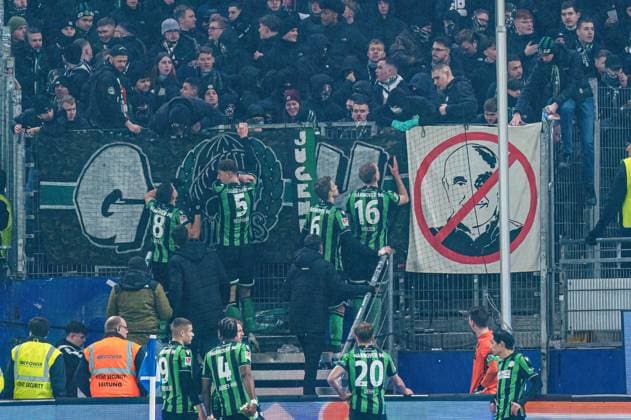 Spieler Hannover 96 diskutieren mit Fans Ultras Hannover 96 GER, Hamburger SV vs. Hannover 96, Fussball, 2. Bundesliga, Spieltag 21, Saison 2023 2024, 09.02.2024 DFL REGULATIONS PROHIBIT ANY USE OF PHOTOGRAPHS AS IMAGE SEQUENCES AND OR QUASI-VIDEO GER, Hamburger SV vs. Hannover 96, Fussball, 2. Bundesliga, Spieltag 21, Saison 2023 2024, 09.02.2024 Hamburg