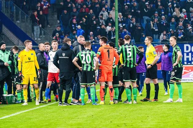 Spielunterbrechung nach DFL-Protesten GER, Hamburger SV vs. Hannover 96, Fussball, 2. Bundesliga, Spieltag 21, Saison 2023 2024, 09.02.2024 DFL REGULATIONS PROHIBIT ANY USE OF PHOTOGRAPHS AS IMAGE SEQUENCES AND OR QUASI-VIDEO GER, Hamburger SV vs. Hannover 96, Fussball, 2. Bundesliga, Spieltag 21, Saison 2023 2024, 09.02.2024 Hamburg