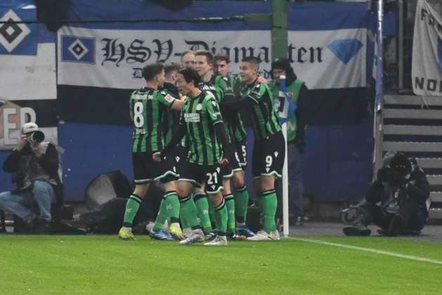 GER; 2. FBL,, Hamburger SV vs Hannover 96 09.02.2024, Volksparkstadion, Hamburg, GER; 2. FBL, Hamburger SV vs Hannover 96 im Bild Sebastian Ernst (Hannover 10) schiesst das 2-0 fuer Hannover vorbei an Torhueter Matheo Raab (Hamburg 19) und jubelt mit der Mannschaft