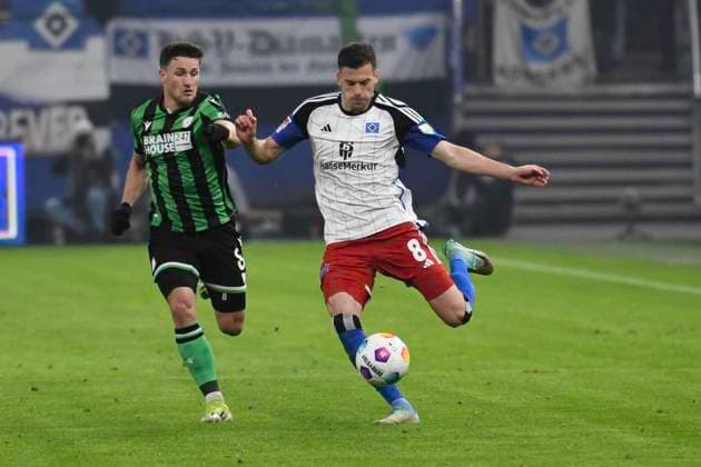 GER; 2. FBL,, Hamburger SV vs Hannover 96 09.02.2024, Volksparkstadion, Hamburg, GER; 2. FBL, Hamburger SV vs Hannover 96 im Bild Laszlo Benes (Hamburg 08) versucht sich gegen Enzo Leopold (Hannover 08) durchzusetzen