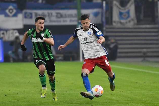 GER; 2. FBL,, Hamburger SV vs Hannover 96 09.02.2024, Volksparkstadion, Hamburg, GER; 2. FBL, Hamburger SV vs Hannover 96 im Bild Laszlo Benes (Hamburg 08) versucht sich gegen Enzo Leopold (Hannover 08) durchzusetzen