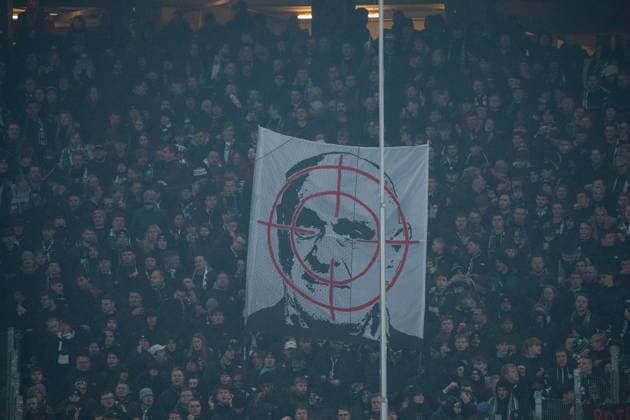 Fußball I Herren I Saison 2023-2024 I 2. Bundesliga I 21. Spieltag I Hamburg SV - Hannover 96 I 09.02.2024 Banner im Hannover 96 Fan Block. Kind, DFB und DFL, Mehrheitsgesellschafter Martin Kind Proteste im Hannover Fan Block Hamburg Volksparkstadion Hamburg Deutschland