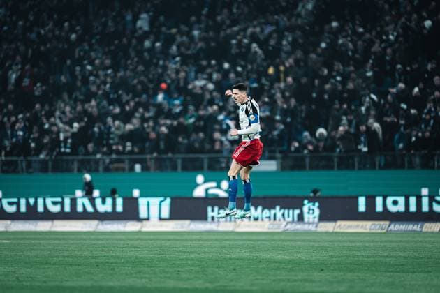 Fußball Männer Saison 2023 2024 2. Fußball-Bundesliga 21. Spieltag Hamburger SV vs. Hannover 96 09.02.2024 Dennis Hadzikadunic ( 5, HSV) jubelt nach seinem ersten Saisontor Hamburg Volksparkstadion Hamburg Deutschland