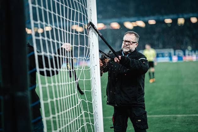 Fußball Männer Saison 2023 2024 2. Fußball-Bundesliga 21. Spieltag Hamburger SV vs. Hannover 96 09.02.2024 HSV Fans sabotieren das Spiel aus Protest mit Schlössern im Tor, die Groundkeeper rücken mit der Flex an Hamburg Volksparkstadion Hamburg Deutschland