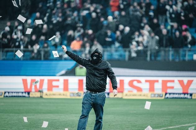 Fußball Männer Saison 2023 2024 2. Fußball-Bundesliga 21. Spieltag Hamburger SV vs. Hannover 96 09.02.2024 HSV Fans sabotieren das Spiel aus Protest mit Schlössern im Tor Hamburg Volksparkstadion Hamburg Deutschland