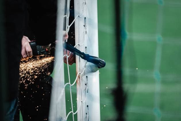 Fußball Männer Saison 2023 2024 2. Fußball-Bundesliga 21. Spieltag Hamburger SV vs. Hannover 96 09.02.2024 HSV Fans sabotieren das Spiel aus Protest mit Schlössern im Tor, die Groundkeeper rücken mit der Flex an Hamburg Volksparkstadion Hamburg Deutschland