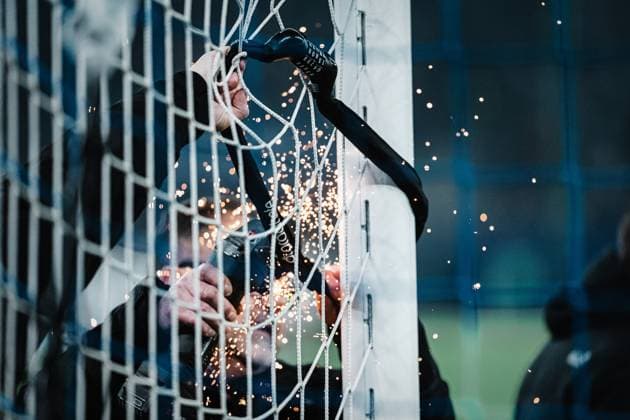 Fußball Männer Saison 2023 2024 2. Fußball-Bundesliga 21. Spieltag Hamburger SV vs. Hannover 96 09.02.2024 HSV Fans sabotieren das Spiel aus Protest mit Schlössern im Tor, die Groundkeeper rücken mit der Flex an Hamburg Volksparkstadion Hamburg Deutschland