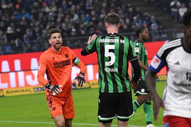 GER; 2. FBL,, Hamburger SV vs Hannover 96 09.02.2024, Volksparkstadion, Hamburg, GER; 2. FBL, Hamburger SV vs Hannover 96 im Bild Phil Yannik Neumann (Hannover 05) freut sich mit Torhueter Ron-Robert Zieler (Hannover 01)
