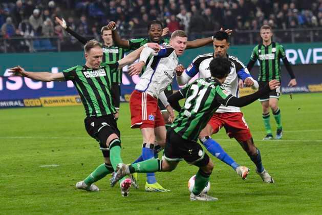 GER; 2. FBL,, Hamburger SV vs Hannover 96 09.02.2024, Volksparkstadion, Hamburg, GER; 2. FBL, Hamburger SV vs Hannover 96 im Bild Ignace Van Der Brempt (Hamburg 22) versucht sich gegen Havard Nielsen (Hannover 16) und Sei Muroya (Hannover 21) durchzusetzen