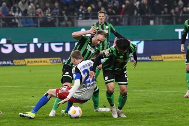 GER; 2. FBL,, Hamburger SV vs Hannover 96 09.02.2024, Volksparkstadion, Hamburg, GER; 2. FBL, Hamburger SV vs Hannover 96 im Bild Ignace Van Der Brempt (Hamburg 22) versucht sich gegen Havard Nielsen (Hannover 16) und Sei Muroya (Hannover 21) durchzusetzen