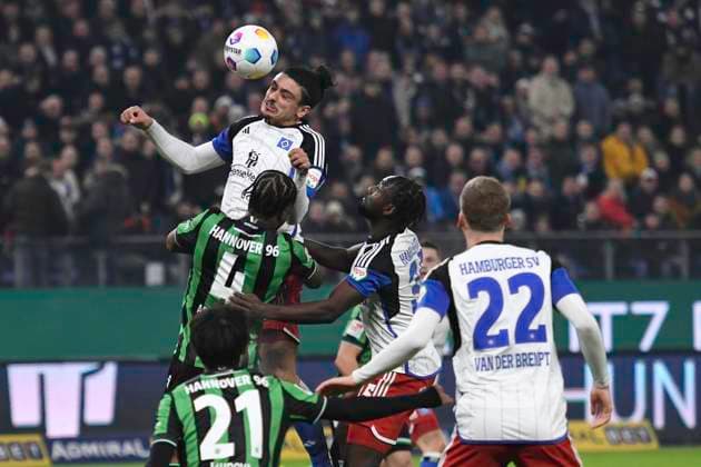 GER; 2. FBL,, Hamburger SV vs Hannover 96 09.02.2024, Volksparkstadion, Hamburg, GER; 2. FBL, Hamburger SV vs Hannover 96 im Bild Guilherme Ramos (Hamburg 13) versucht sich gegen Bright Akwo Arrey Mbi (Hannover 04) durchzuestzen