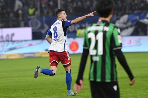 GER; 2. FBL,, Hamburger SV vs Hannover 96 09.02.2024, Volksparkstadion, Hamburg, GER; 2. FBL, Hamburger SV vs Hannover 96 im Bild Laszlo Benes (Hamburg 08) schiesst das Tor zum 1-2 fuer Hamburg und jubelt