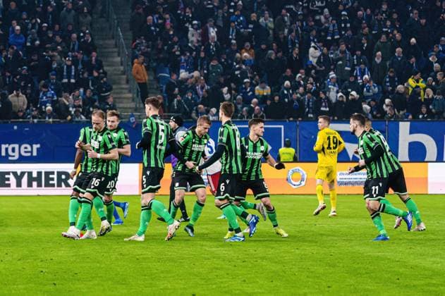 Spieler waermen sich nach Spielunterbrechung auf GER, Hamburger SV vs. Hannover 96, Fussball, 2. Bundesliga, Spieltag 21, Saison 2023 2024, 09.02.2024 DFL REGULATIONS PROHIBIT ANY USE OF PHOTOGRAPHS AS IMAGE SEQUENCES AND OR QUASI-VIDEO GER, Hamburger SV vs. Hannover 96, Fussball, 2. Bundesliga, Spieltag 21, Saison 2023 2024, 09.02.2024 Hamburg