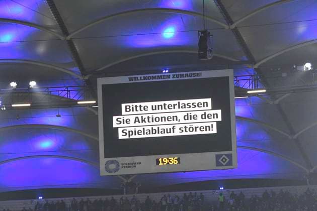 GER; 2. FBL,, Hamburger SV vs Hannover 96 09.02.2024, Volksparkstadion, Hamburg, GER; 2. FBL, Hamburger SV vs Hannover 96 im Bild die Fans von Hannover protestieren gegen den DFB und das Spiel wird unterbrochen