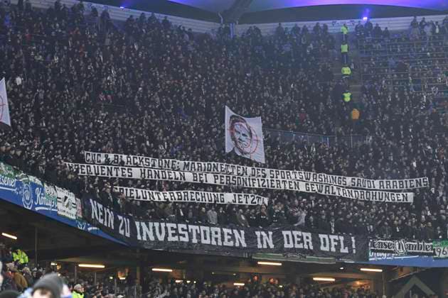 GER; 2. FBL,, Hamburger SV vs Hannover 96 09.02.2024, Volksparkstadion, Hamburg, GER; 2. FBL, Hamburger SV vs Hannover 96 im Bild die Fans von Hannover protestieren gegen den DFB