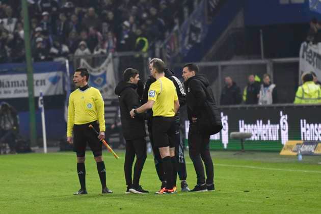 GER; 2. FBL,, Hamburger SV vs Hannover 96 09.02.2024, Volksparkstadion, Hamburg, GER; 2. FBL, Hamburger SV vs Hannover 96 im Bild die Fans von Hannover protestieren gegen den DFB und das Spiel wird unterbrochen. Schiedsrichter Soeren Storks beraet sich mit Trainer Tim Walter (Hamburg) und Trainer Stefan Leitl (Hannover)