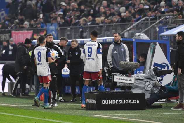 GER; 2. FBL,, Hamburger SV vs Hannover 96 09.02.2024, Volksparkstadion, Hamburg, GER; 2. FBL, Hamburger SV vs Hannover 96 im Bild die Fans von Hannover protestieren gegen den DFB und das Spiel wird unterbrochen. Die Spieler verlassen das Stadion