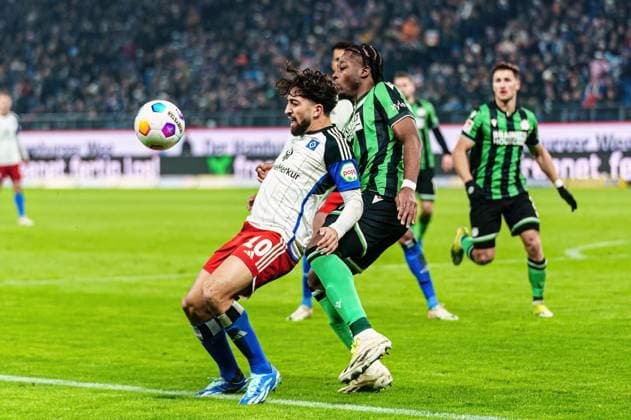 Immanuel Pherai (Hamburger SV, 10), Bright Arrey-Mbi (Hannover 96, 04) GER, Hamburger SV vs. Hannover 96, Fussball, 2. Bundesliga, Spieltag 21, Saison 2023 2024, 09.02.2024 DFL REGULATIONS PROHIBIT ANY USE OF PHOTOGRAPHS AS IMAGE SEQUENCES AND OR QUASI-VIDEO GER, Hamburger SV vs. Hannover 96, Fussball, 2. Bundesliga, Spieltag 21, Saison 2023 2024, 09.02.2024 Hamburg