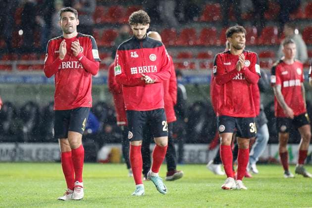 09.02.2024, xavx, Fussball 2.Bundesliga, SV Wehen Wiesbaden - 1.FC Nürnberg emspor, v.l. Sascha Mockenhaupt (SV Wehen Wiesbaden), Nikolas Agrafiotis (SV Wehen Wiesbaden), Kianz Froese (SV Wehen Wiesbaden) bedankt bedanken sich bei den Fans (DFL DFB REGULATIONS PROHIBIT ANY USE OF PHOTOGRAPHS as IMAGE SEQUENCES and or QUASI-VIDEO) Wiesbaden
