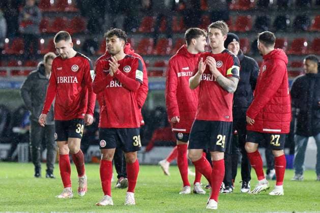 09.02.2024, xavx, Fussball 2.Bundesliga, SV Wehen Wiesbaden - 1.FC Nürnberg emspor, v.l. Spieler die Mannschaft des SV Wehen Wiesbaden enttaeuscht, enttaeuscht schauend, dissapointed (DFL DFB REGULATIONS PROHIBIT ANY USE OF PHOTOGRAPHS as IMAGE SEQUENCES and or QUASI-VIDEO) Wiesbaden